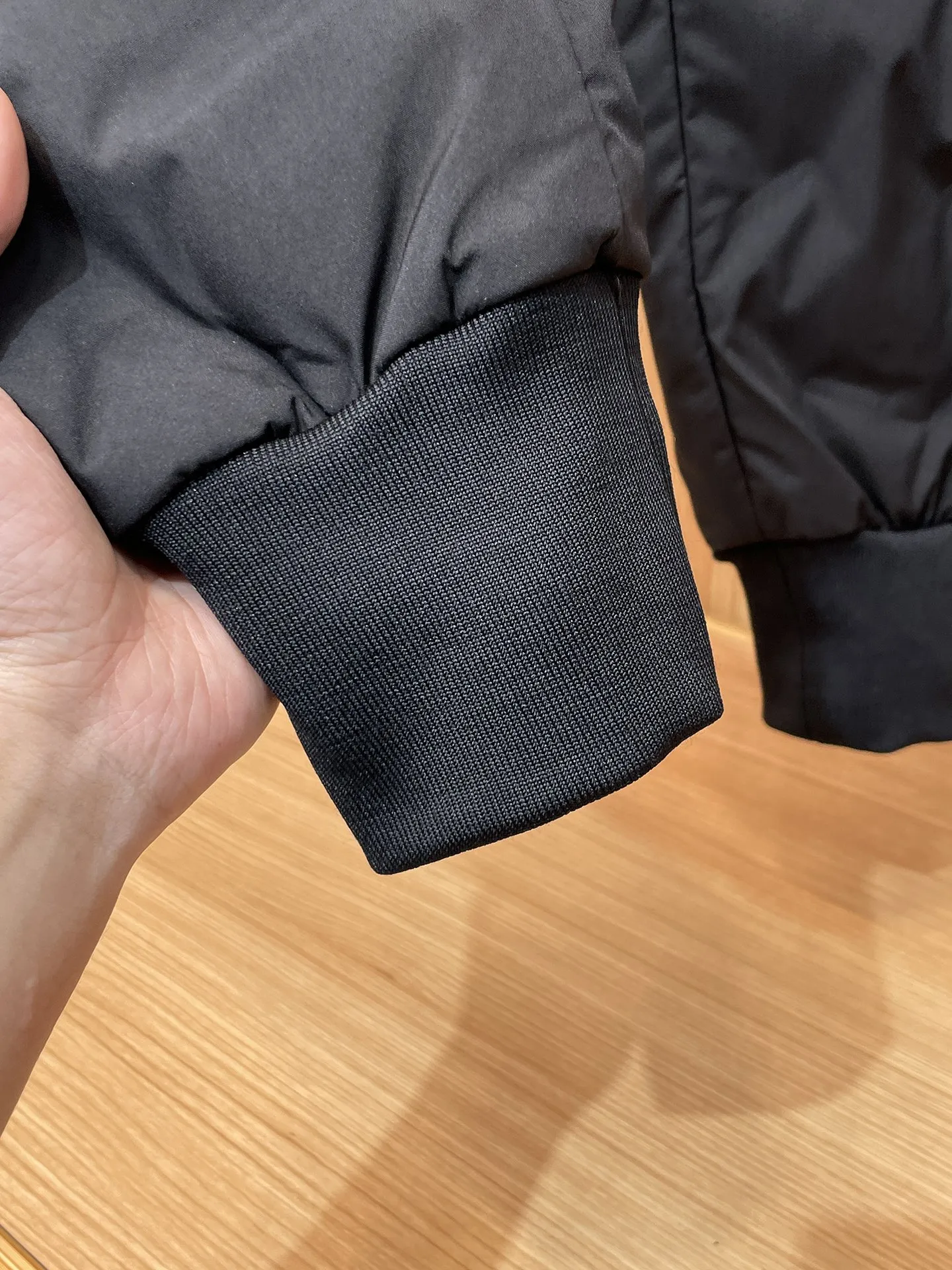 P490 Canada Goose 25 new autumn and winter products🆕Thickened warm down pants are here🌹Winter essential outdoor windproof, lockable and warm. Made of professional-grade outdoor windproof, waterproof and breathable fabric. Lining is filled with 90% white duck down. Lightweight design, lightweight and warm. Seamless gluing process on the inside. Made of light and gall-free velvet fabric to effectively prevent velvet running. Original hardware accessories. Classic logo matching. Simple and versatile. The upper body is stylish and not bulky. The style is the same for men and women! Size: M-3XL.